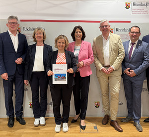 Die Ministerinnen Katrin Eder, Daniela Schmitt und Doris Ahnen mit Vertretern aus dem Bausektor und der Verwaltung