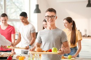 Schüler mit Tablett mit Essen